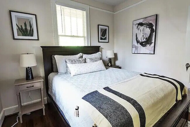Building Photo - Spacious and homey home in the heart of Ro...