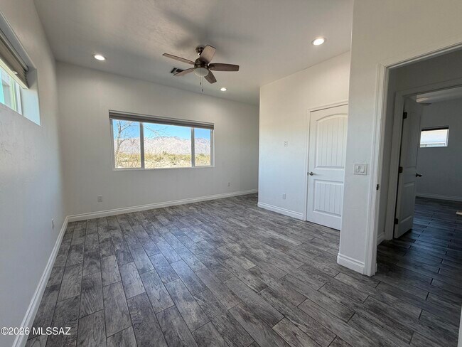 Building Photo - 3329 E Glenn St