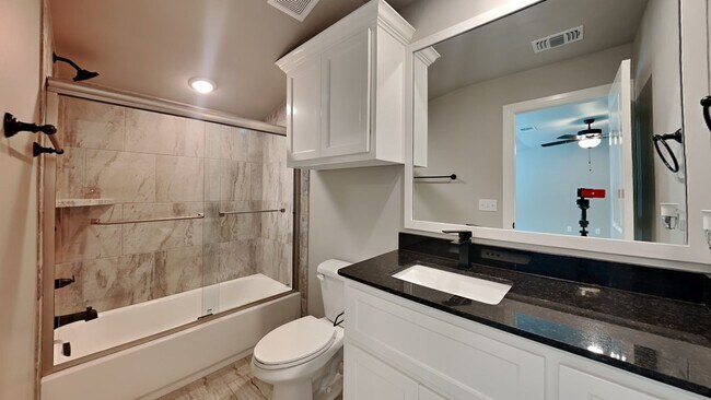 Building Photo - Luxury 4 Bedroom 3 Bathroom Home in Lone O...