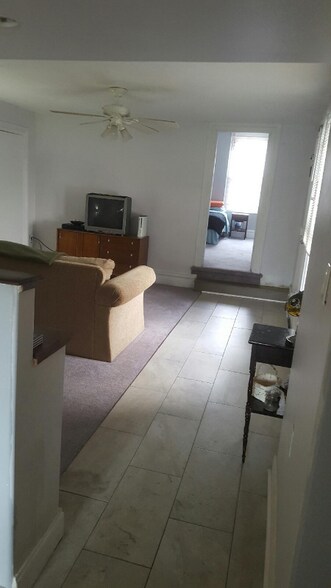 Building Photo - 320 W Sycamore St