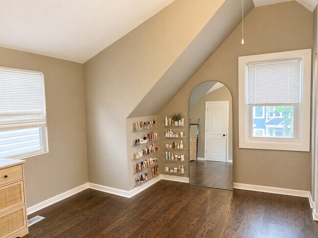 Building Photo - 2835 N Ridgeway Ave