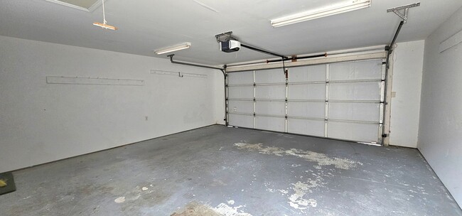 Building Photo - Spacious 2-Bed, 2-Bath Home with Modern Co...