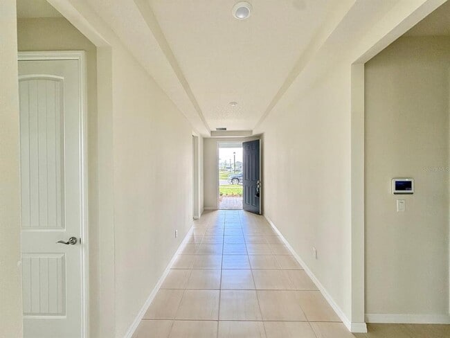 Building Photo - 6985 Oak Commons Way