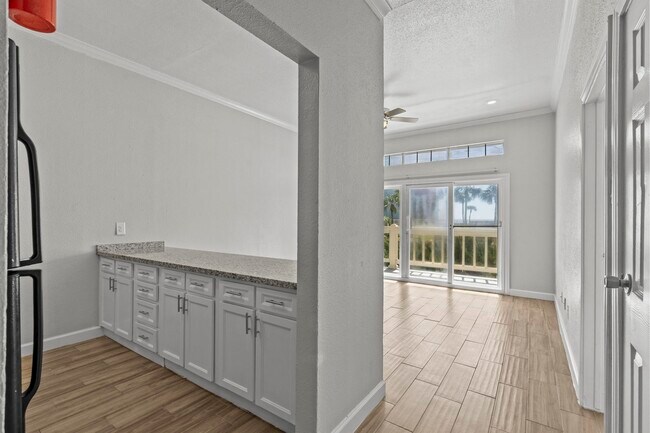 Building Photo - 7820 Seawall Blvd