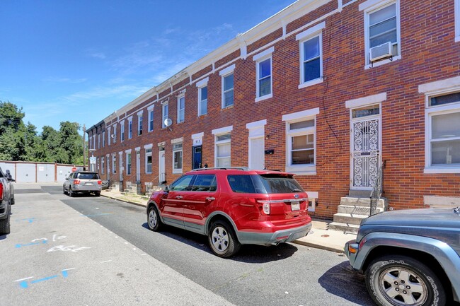 Building Photo - Spacious Renovated Baltimore Row-Home