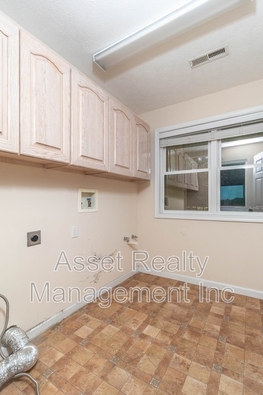 Building Photo - 2084 Allenridge Dr