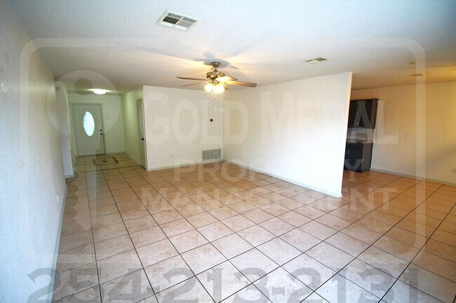 Building Photo - Beautiful 4-Bed, 2-Bath Home - Now Availab...