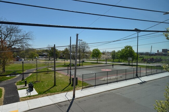 Building Photo - 407-409-409 Bolton St