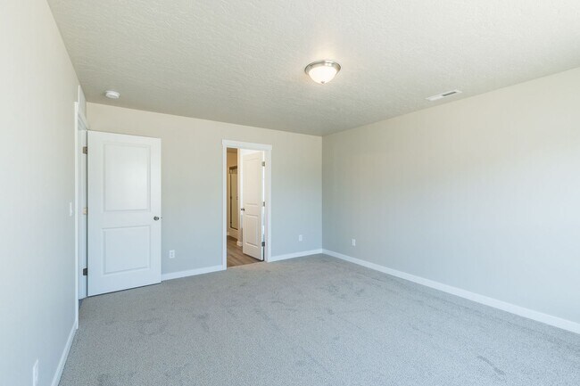 Building Photo - Perfect location for a 4 bed 2 bath with a...