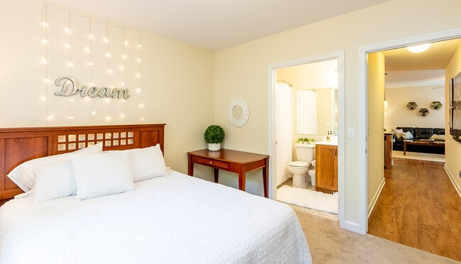 Building Photo - 2402 Clubhouse Ct