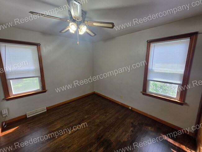 Building Photo - Spacious 2 bedroom 1 bathroom house