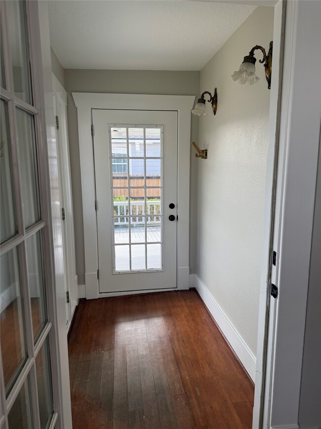 Building Photo - 305 Enid St