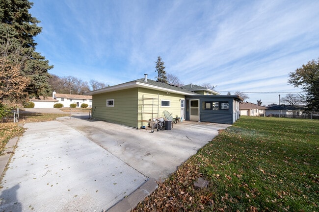 Building Photo - 445 Walnut Ln