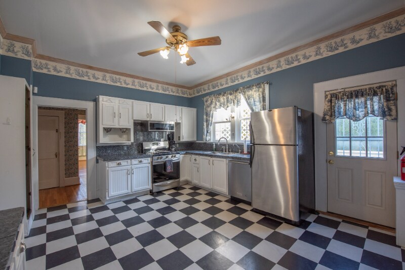 Building Photo - 209 W 1st St