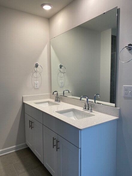 Building Photo - Room in Townhome on Tears Ln