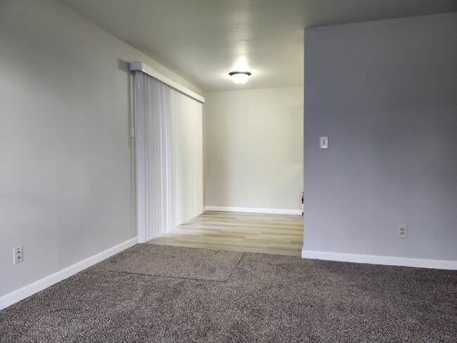 Building Photo - 2 Bedroom Duplex!!