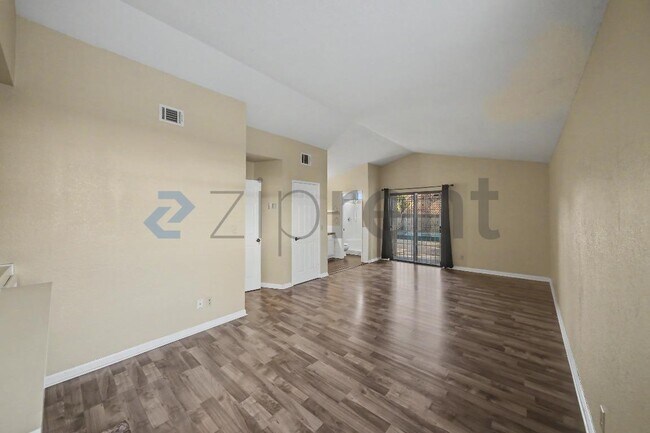 Building Photo - Unit