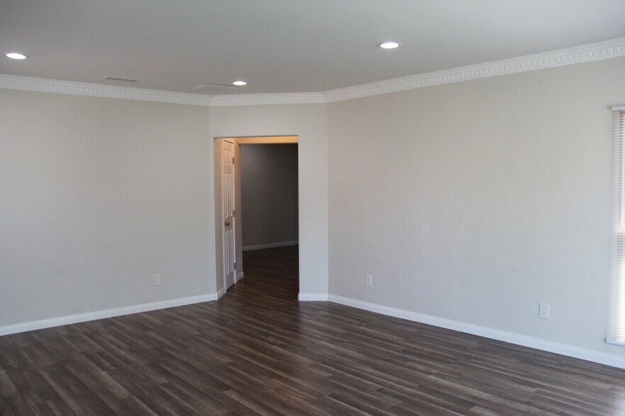 Building Photo - 2334 S Garth Ave