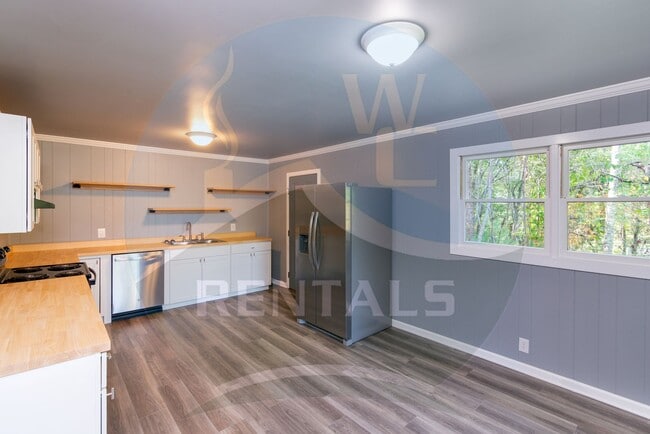 Building Photo - Beautifully remodeled 4 bedroom 2 bath hom...
