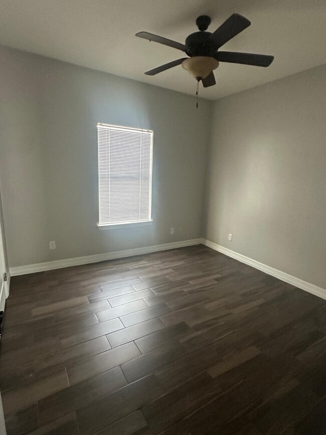 Building Photo - 215 Fig Dr