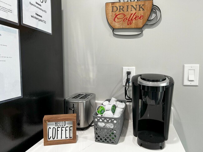 Building Photo - Fully Furnished rental with excellent central location in North cincinnati Suburbs