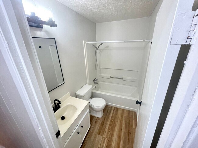 Building Photo - 2 Bed, 1 Bath Available for Rent in Brandon!