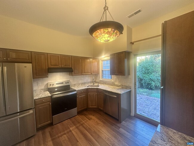 Building Photo - 933 Huntwood Ln