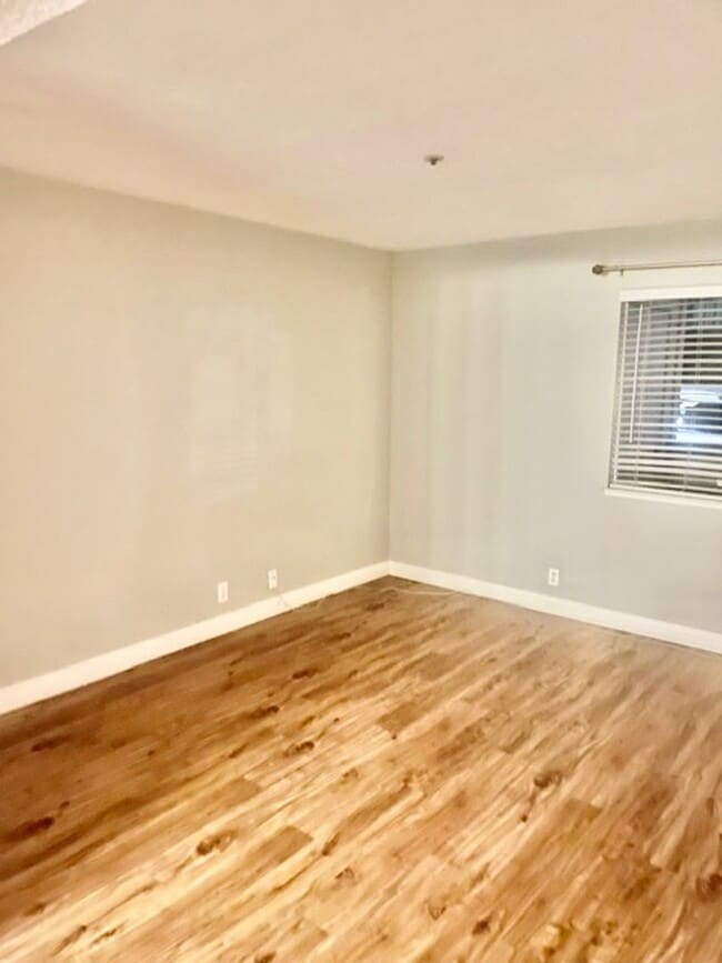 Building Photo - Fabulous Updated and Spacious 2 bd 2 bath Condo in superb area in Concord!