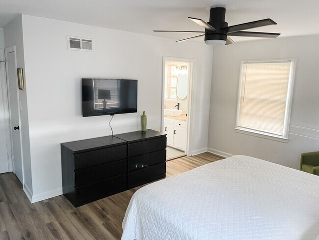 Building Photo - Charming Apt near Savannah's Historic District! Unit 1