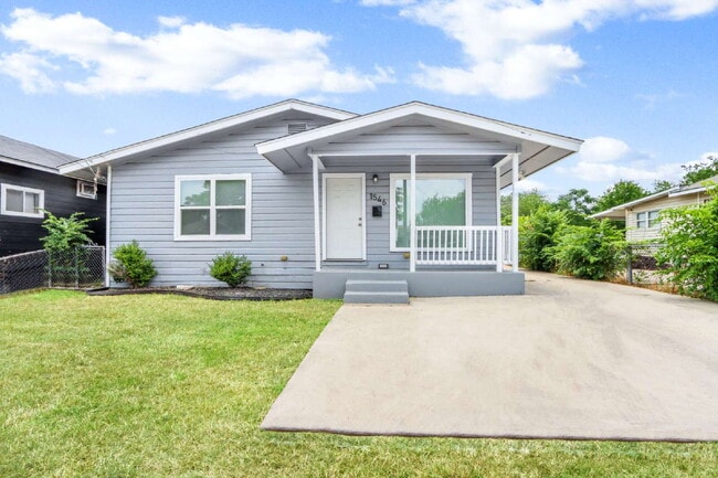 Building Photo - Charming and Spacious 4 Bedroom Home with ...
