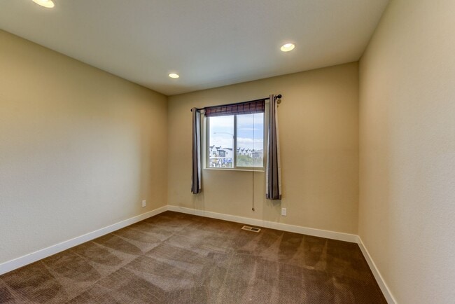 Building Photo - Beautiful 3 bed Uptown Broomfield Townhome...