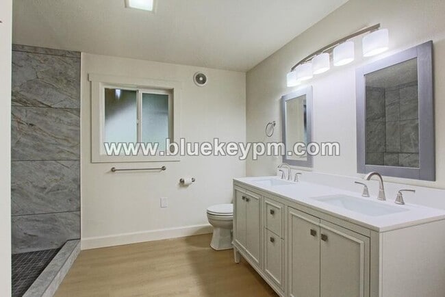 Building Photo - Newly Remodeled 5 Bed, 2 Bath Home with RV/Boat Parking in Oregon City