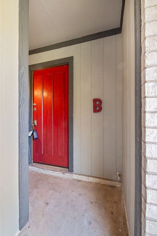 Building Photo - 2025 Monarch Dr