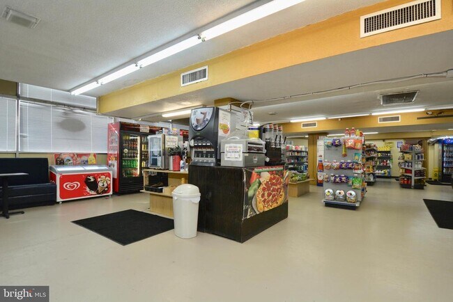 Building Photo - 4600 S Four Mile Run Dr