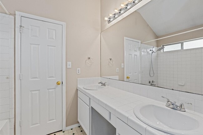 Building Photo - 1404 River Oak Dr