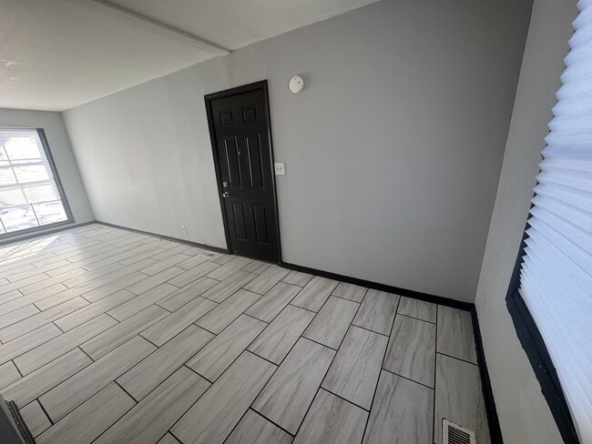 Building Photo - 905 Southmoor-