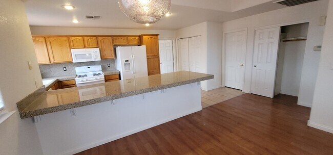 Building Photo - Beautiful Condo in Gated Community with Pool & Spa!