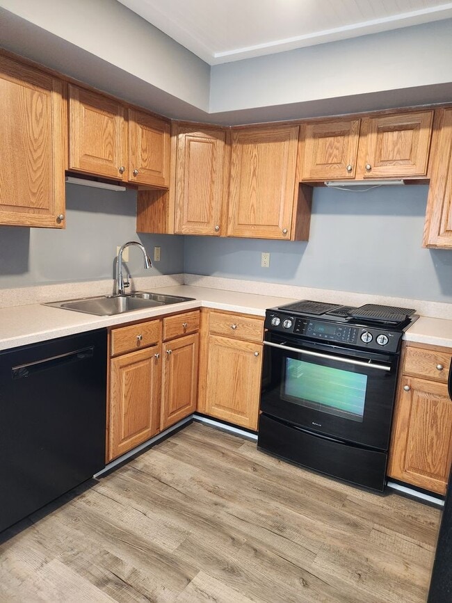 Building Photo - THE LANDINGS CONDO