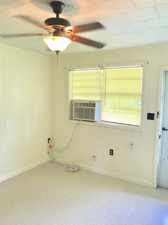Building Photo - 141 Colonial Ln