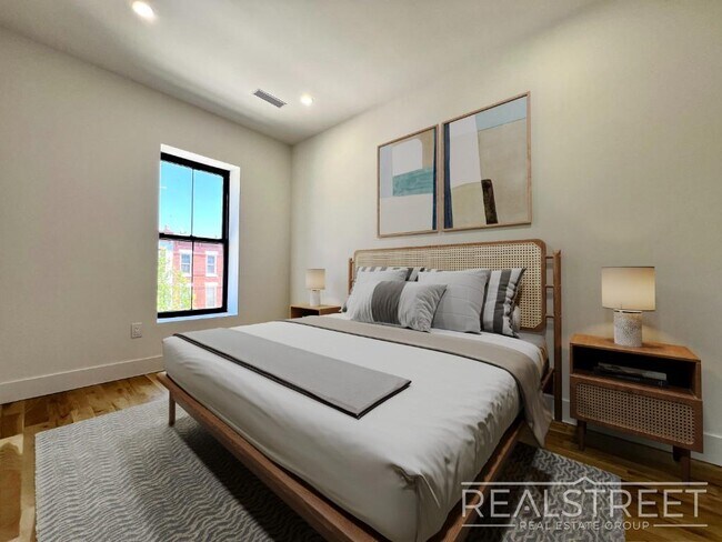 Building Photo - Marconi Pl