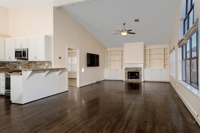 Building Photo - 914 W 25th St