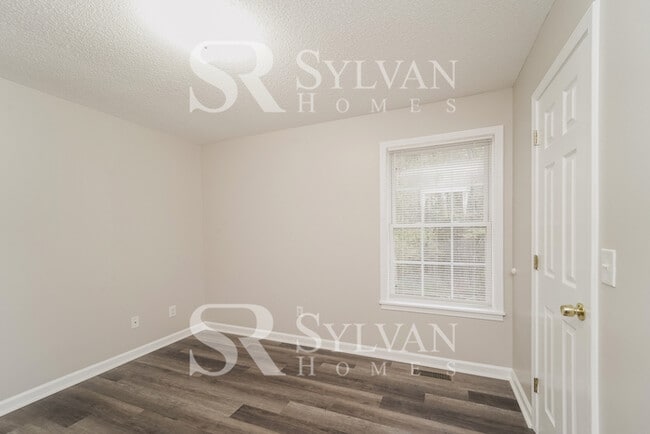 Building Photo - This charming home is move-in ready