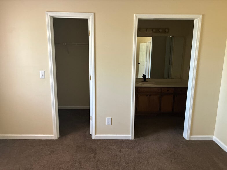 Building Photo - Room in Townhome on Patterson Cir