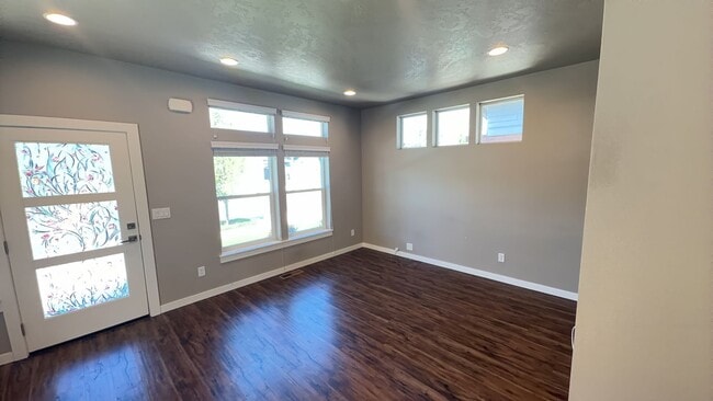 Building Photo - 2 Bedroom / 1 Bathroom in NE Bend
