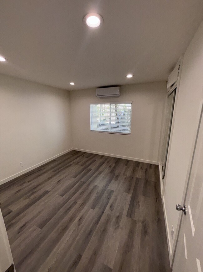 Building Photo - 415 Loma Dr