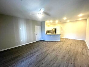 Building Photo - 300 Willow Grv Wy