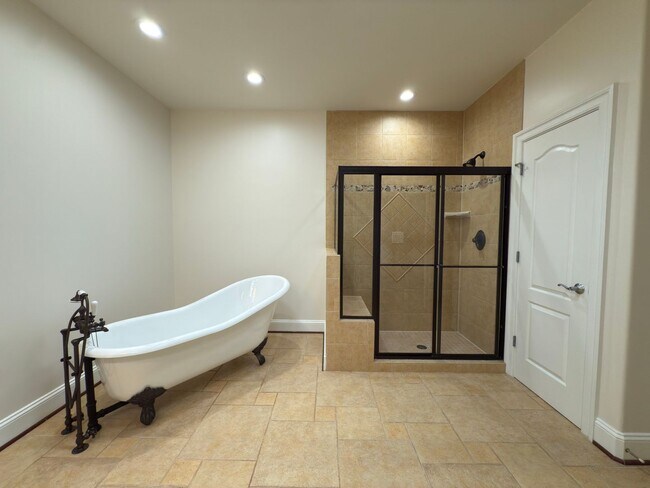 Building Photo - Spacious 4 Bed 5.5 Bath Home in Annandale,...