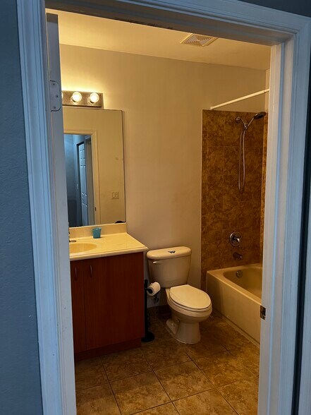 Building Photo - 3535 NW 14th Ct