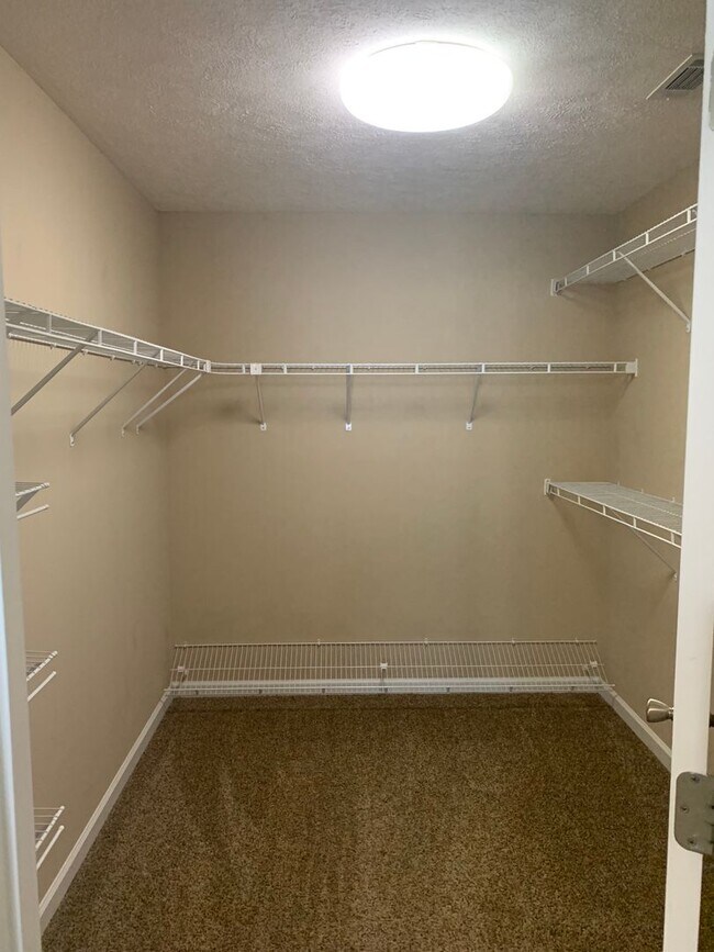 Building Photo - COMING SOON...3 Bedroom in GREAT LOCATION in the Center of Town!
