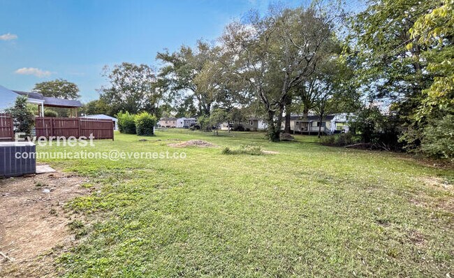 Building Photo - 2 Bed, 1 Bath with Laundry Hookups / Pet-F...